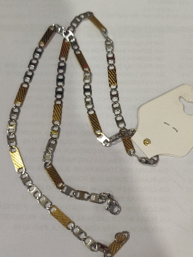 CADENA EN ACERO PLANA DOS TONOS  CON RAYAS LATERALES EN ESLABON DORADO CSA00067
