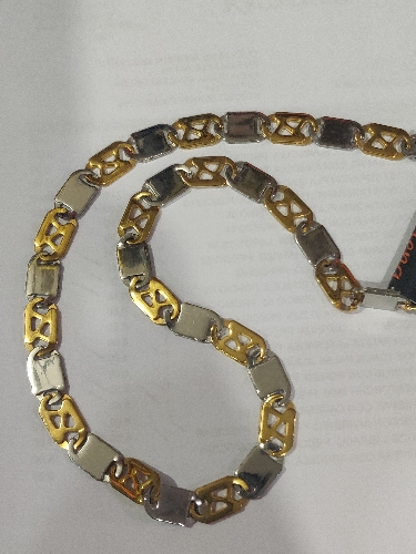 CADENA EN ACERO PLANA DOS TONOS GRUESA TRIÁNGULO EN ESLABON DORADO CSA00071