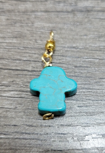 DIJE EN LAMINADO CRUCIFIJO CUADRADO/PIEDRA TURQUESA DLD000171