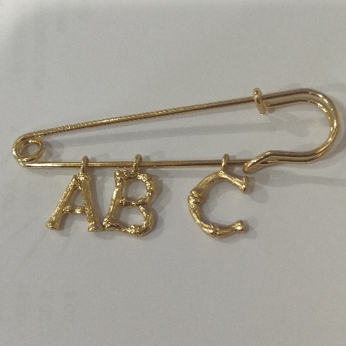 ALFILER TIPO GANCHO CON LETRAS PIN00055