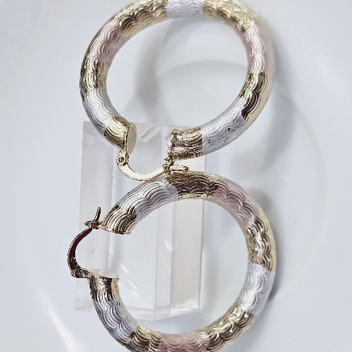 ARGOLLA EN LAMINADO LABRADAS TIPO PLUMA EN CARTIER 25MM ALD00076