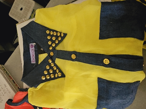 BLUSAS CHIFÓN CON CUELLO JEANS TACHONES DE PUNTAS AMARILLA  BCD00024