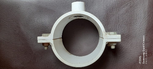 Abrazadera de silla de montar  de PVC 3" salida 1/2"