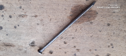Clavo para madera de 6" por libra.