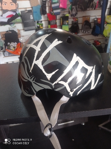 Casco BMX alien