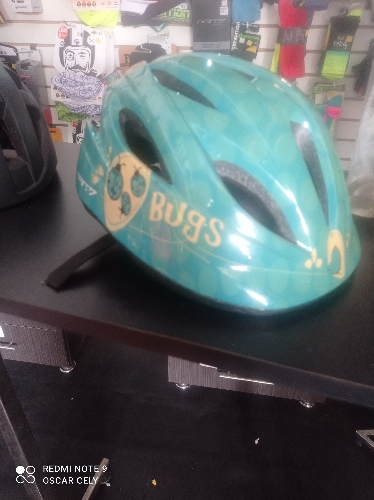 Casco de bugs niño
