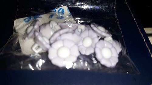 Botones de florecitas en lila