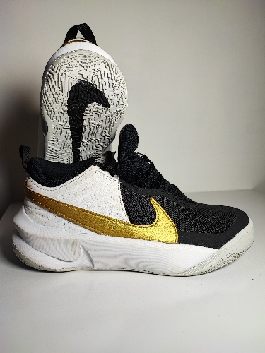 1512 Nike Hustle Basketball Negro / Dorado No 25