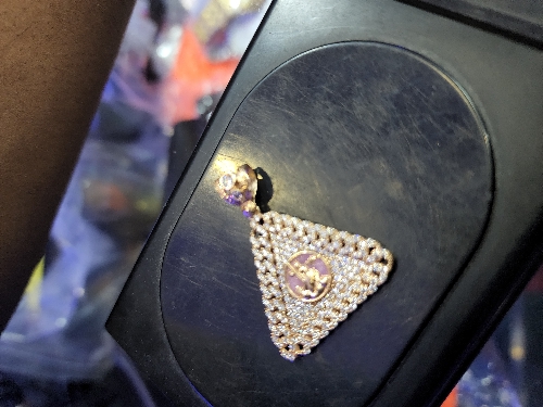 Medalla triangulo rosado 5.5 gramos